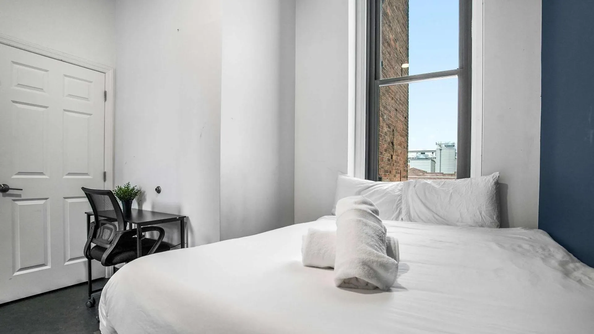 CozySuites Stunning 1BR in Downtown Pitts #24 Pittsburgh Apartment